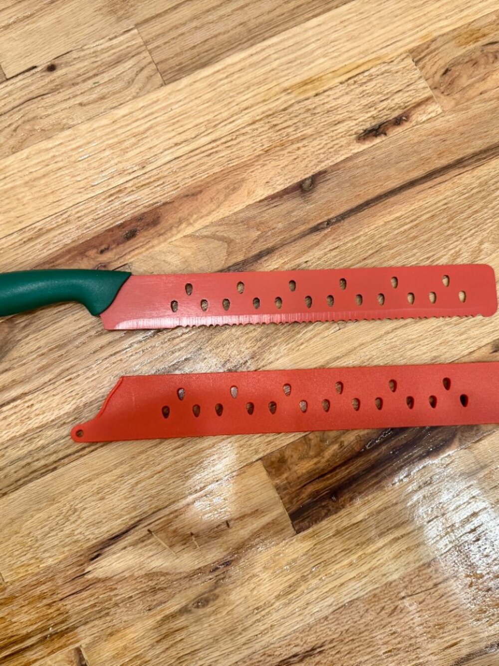 Kuhn Rikon Watermelon Knife & Set of 12 Colorful Plastic Plates EUC - Picture 4 of 13